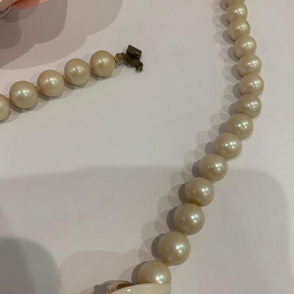 Vintage Faux pearl necklace. - Picture 7 of 9